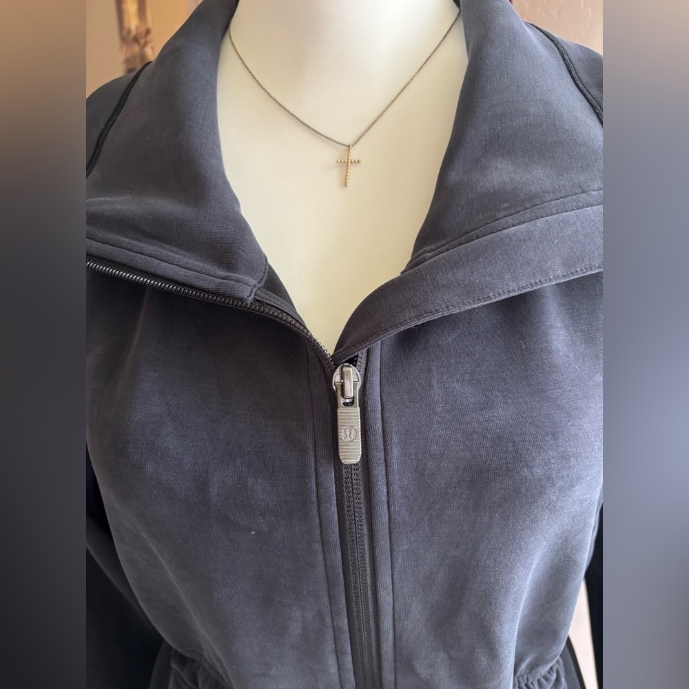 Lululemon Softstreme cinched waist jacket size 2 - Picture 2 of 9